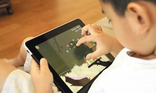 小孩暑假爱玩手机、ipads